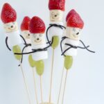 Kerstmannetjes van fruit en marshmallows
