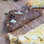 Knapperige driehoekjes van brood met kip