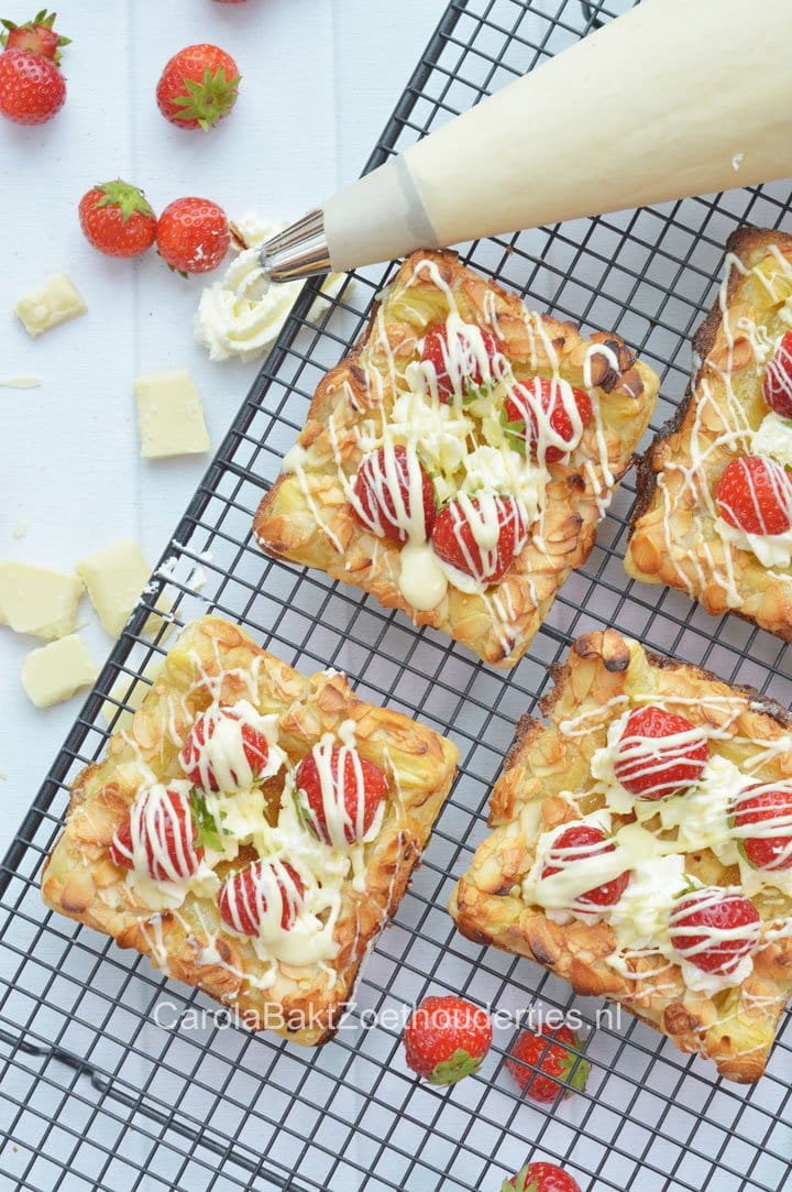 bladerdeeg bakjes met mascarpone, slagroom en fruit