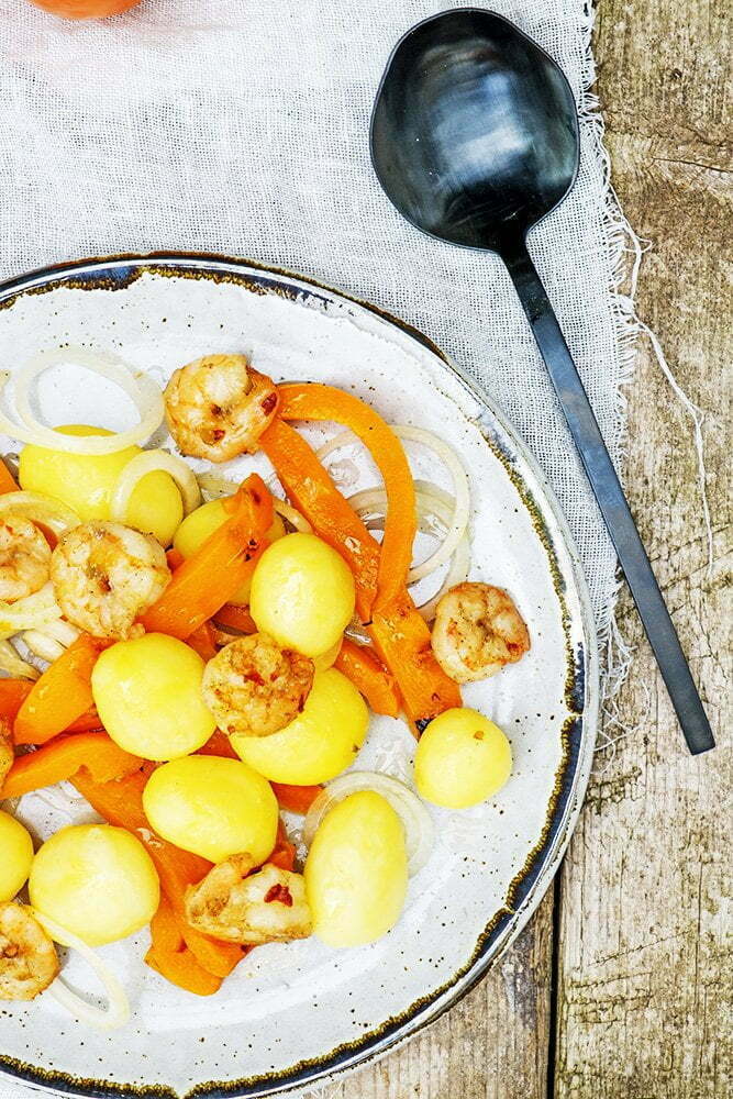 maaltijdsalade met verse paprika en garnalen