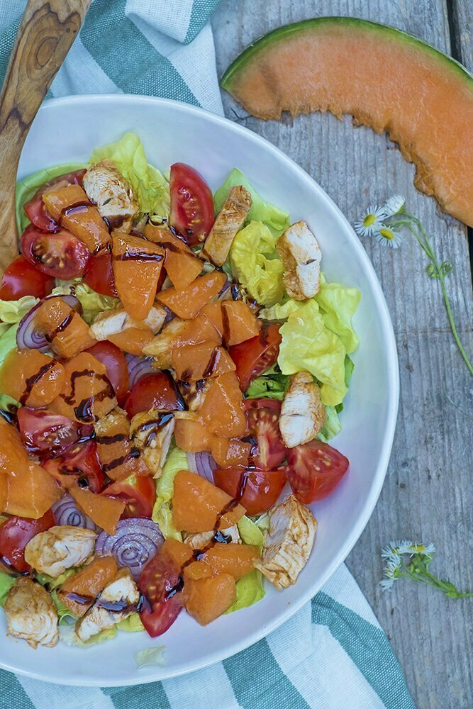 Zomerse maaltijdsalade met kip,meloen en honing