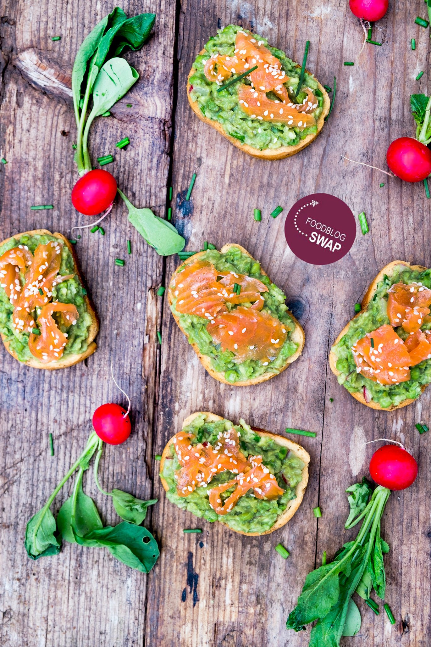 Toast met Avocado, gedroogde zalm en radijzen - Foodblogswap