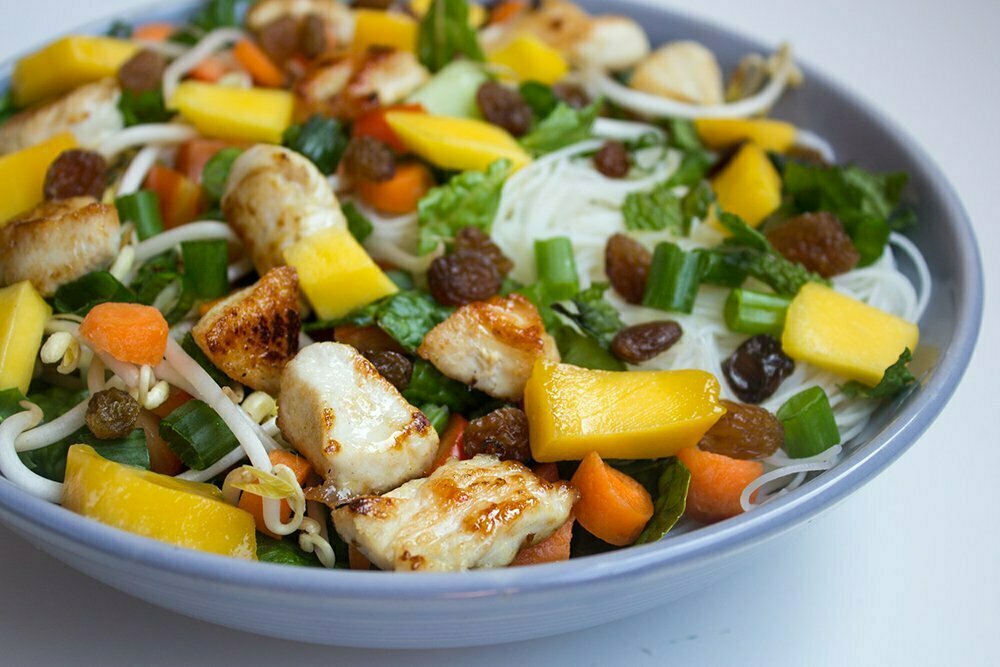 Aziatische mihoensalade met kip ⇔ thesaladjunkie