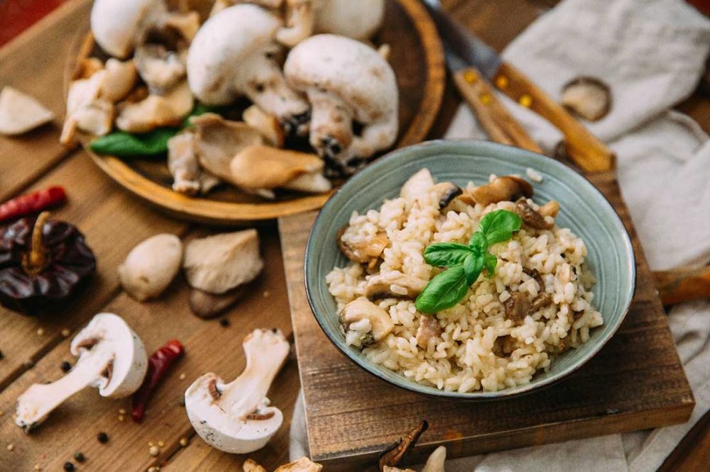  Italiaanse lente risotto met paddenstoelen en witte wijn.