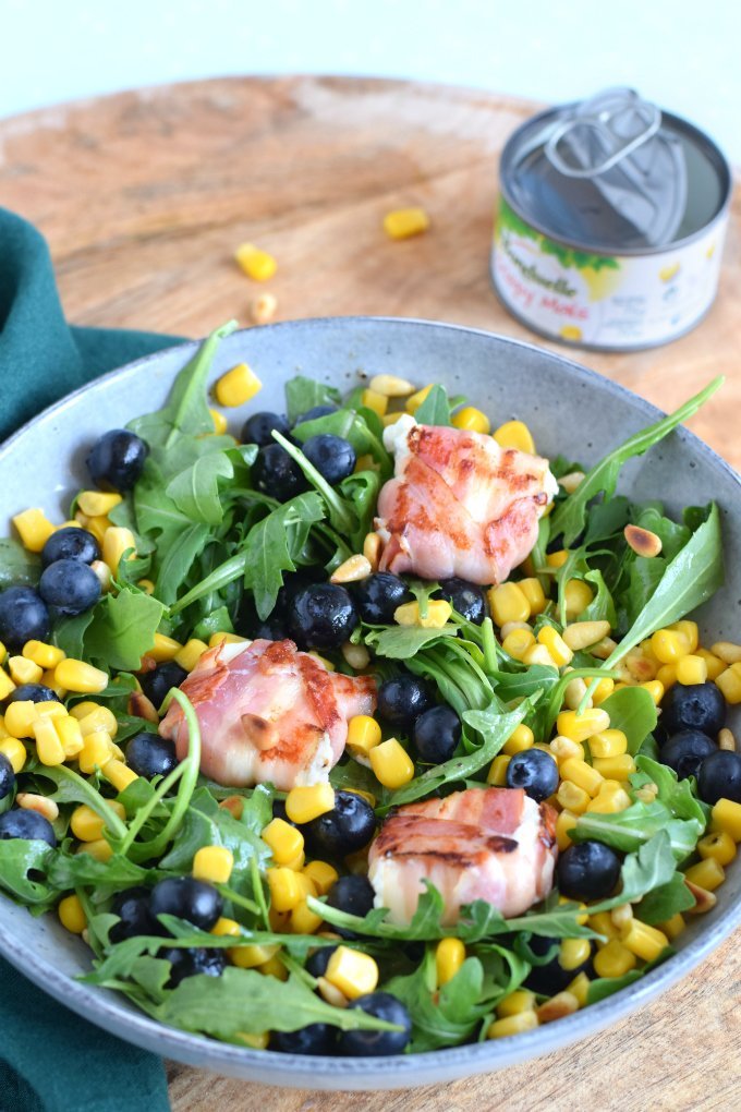 Een salade met blauwe bessen, mais en geitenkaas-spekpakketjes Foto: Anniepannie.nl