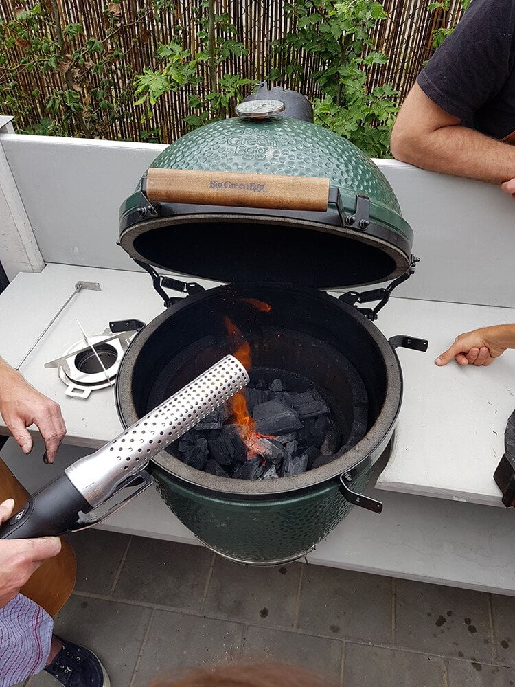 Winter BBQ ,Aansteken met lighter: foto van firestation.nl