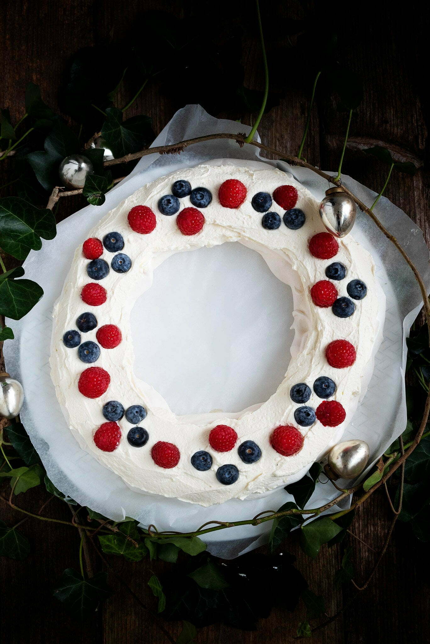Pavlova kerstkrans van Anne-Marie - Foodblogswap Pavlova kerstkrans van Anne-Marie - Foodblogswap