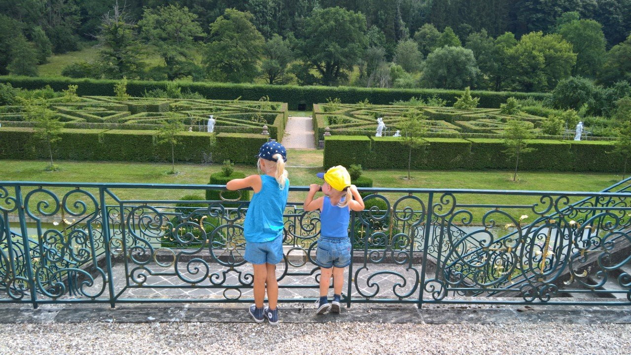 mamaduizendpoot Genieten van het uitzicht op de doolhof in de kasteeltuin in Luxemburg