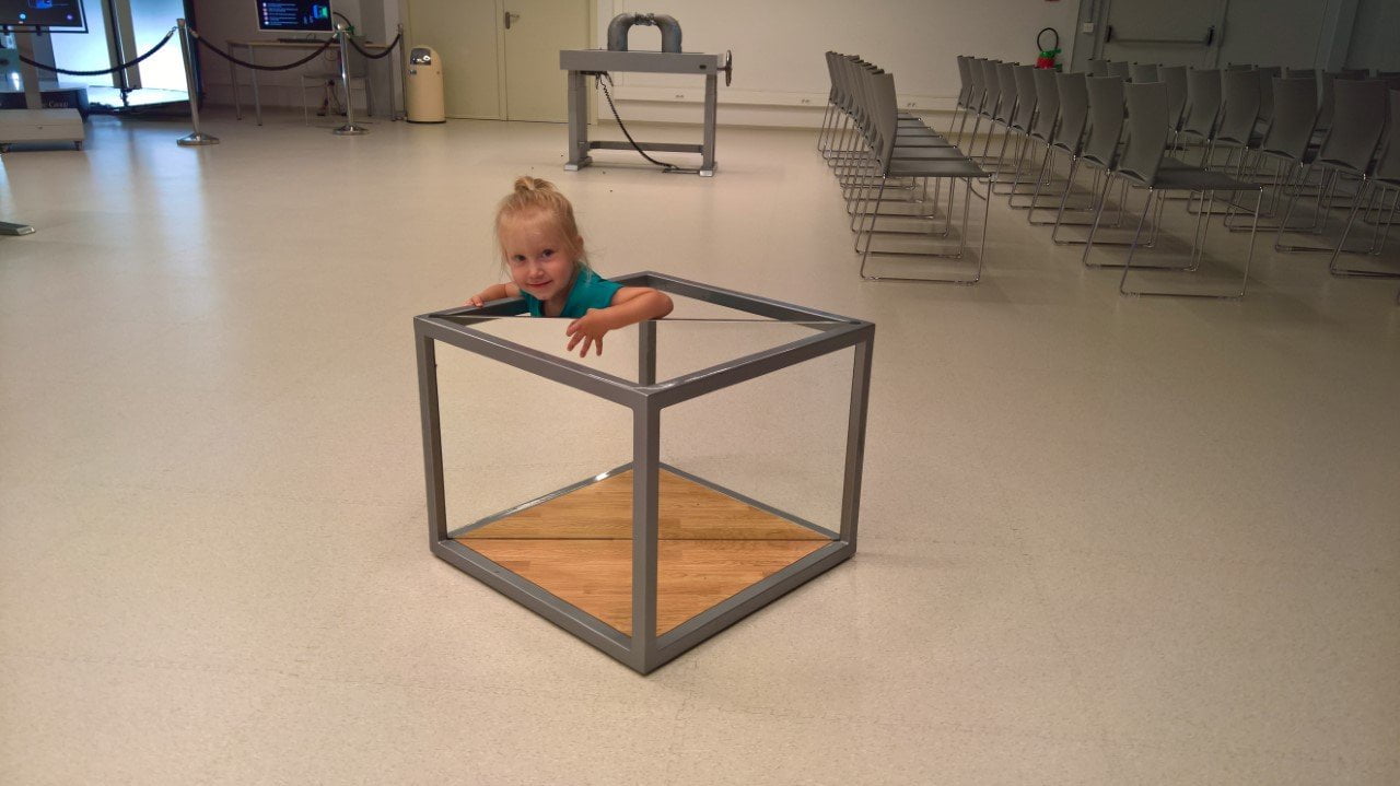 mamaduizendpoot In het Science centre van Luxemburg spelen met spiegels