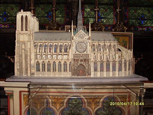 mamaduizendpoot Notre dame op schaal in de notre dame