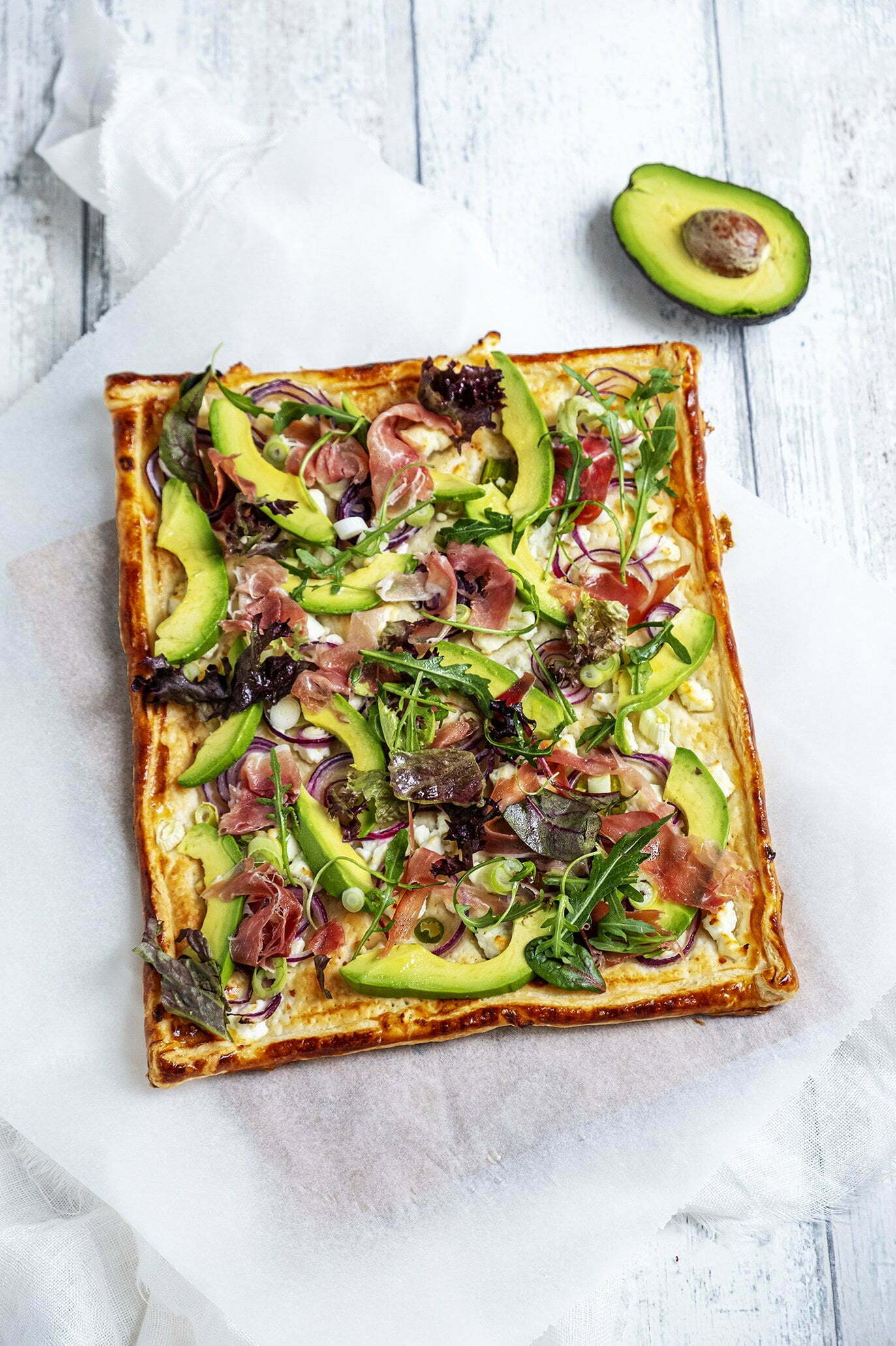 Plaattaart met avocado en parmaham – Hartige hapjes