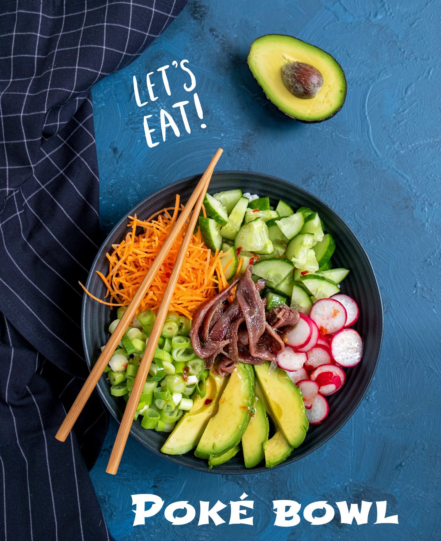 Poké bowl met ansjovis en chilisaus