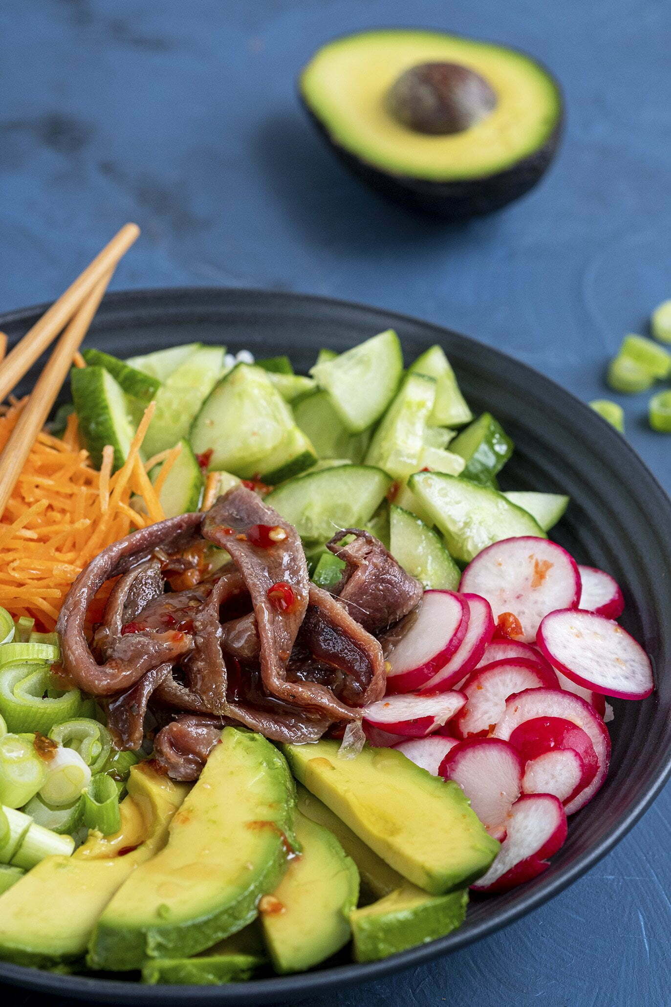 Poké bowl met ansjovis en chilisaus