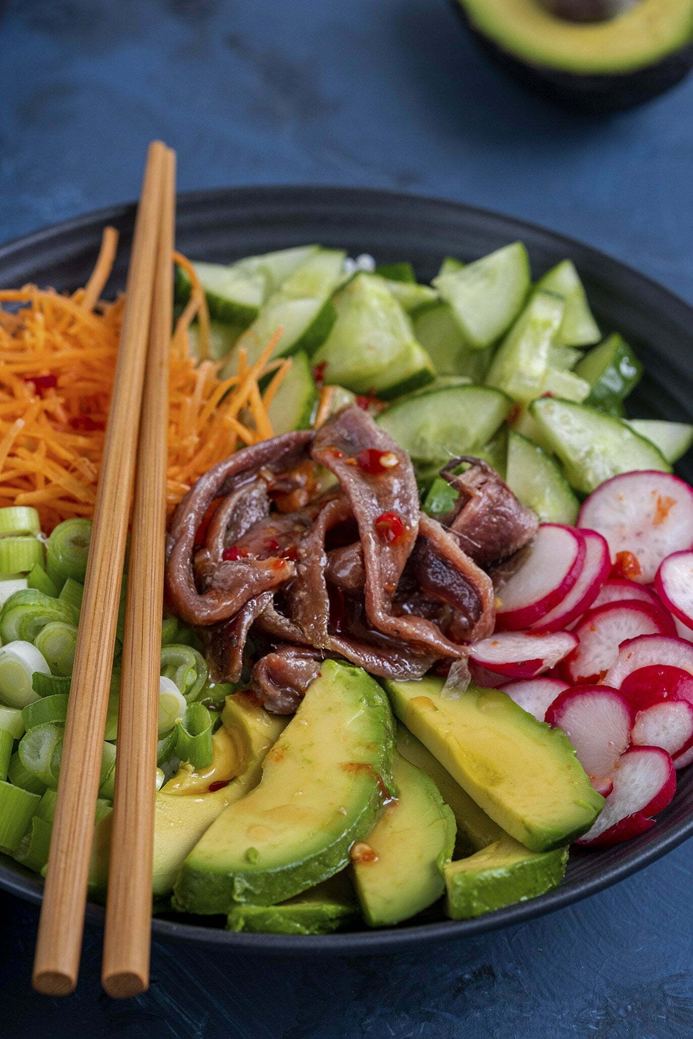 Poké bowl met ansjovis en chilisaus