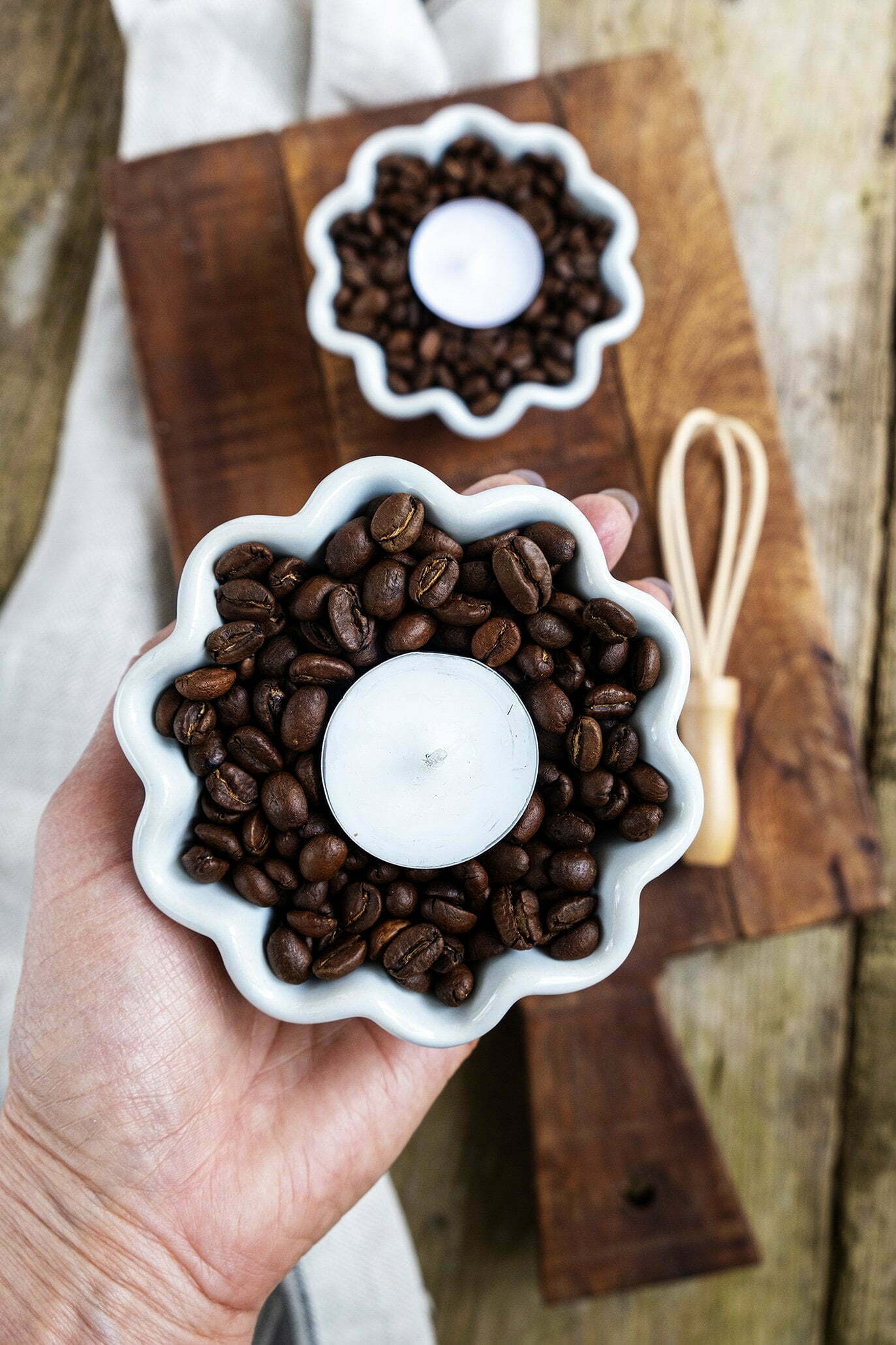 Deze theelichthouder decoratie met koffiebonen is de diy van vandaag. Super makkelijk zoals je ziet maar wel heel leuk! Sommige dingen hoeven echt niet te moeilijk te zijn om super leuk te zijn. En daar is deze diy een goed voorbeeld van. Theelichtjes zijn altijd leuk vooral in de donkere dagen, maar in de zomer is het ook heel leuk en daarnaast theelichtjes brengen sowieso sfeer in je huis. Wat maakt deze diy met theelichthouder net iets anders, dat zijn de koffiebonen. Koffiebonen geven niet alleen een lekker geurtje maar is ook heel mooi als decoratie. Het is een leuk cadeau om te geven aan iemand die van koffie houdt, voor juffrouw, meester of voor Moederdag voor in de keuken neer te zetten. Theelichthouder decoratie met koffiebonen - Diy