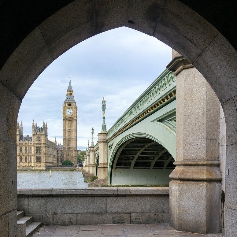 Foto van de Big Ben bij een brug