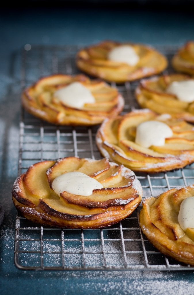 Een lepeltje lekkers: Normandische appeltaartjes met vanilleroom Een lepeltje lekkers: Normandische appeltaartjes met vanilleroom