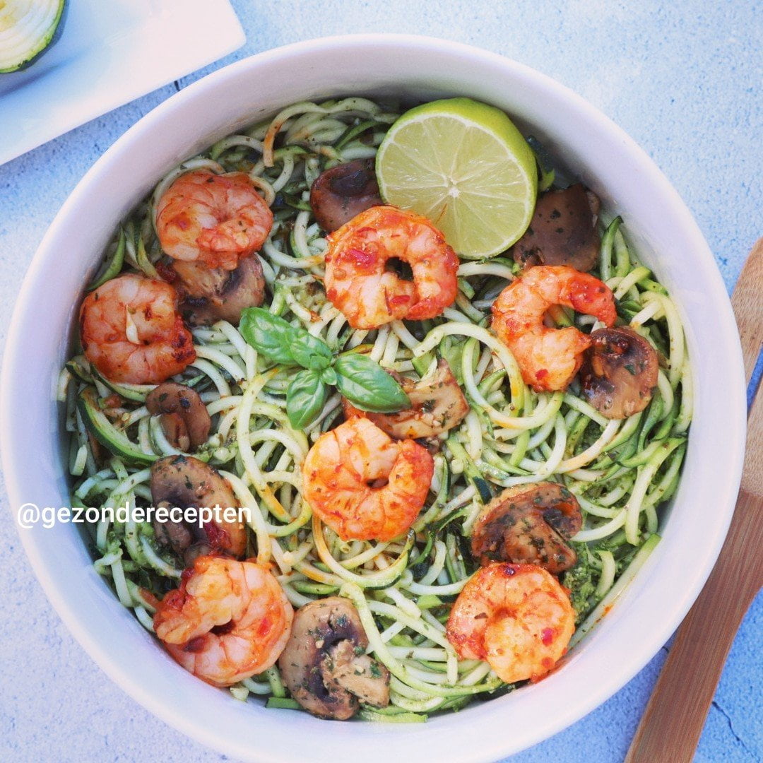 Meer groenten, minder koolhydraten: Courgetti met pesto, garnalen en champignons