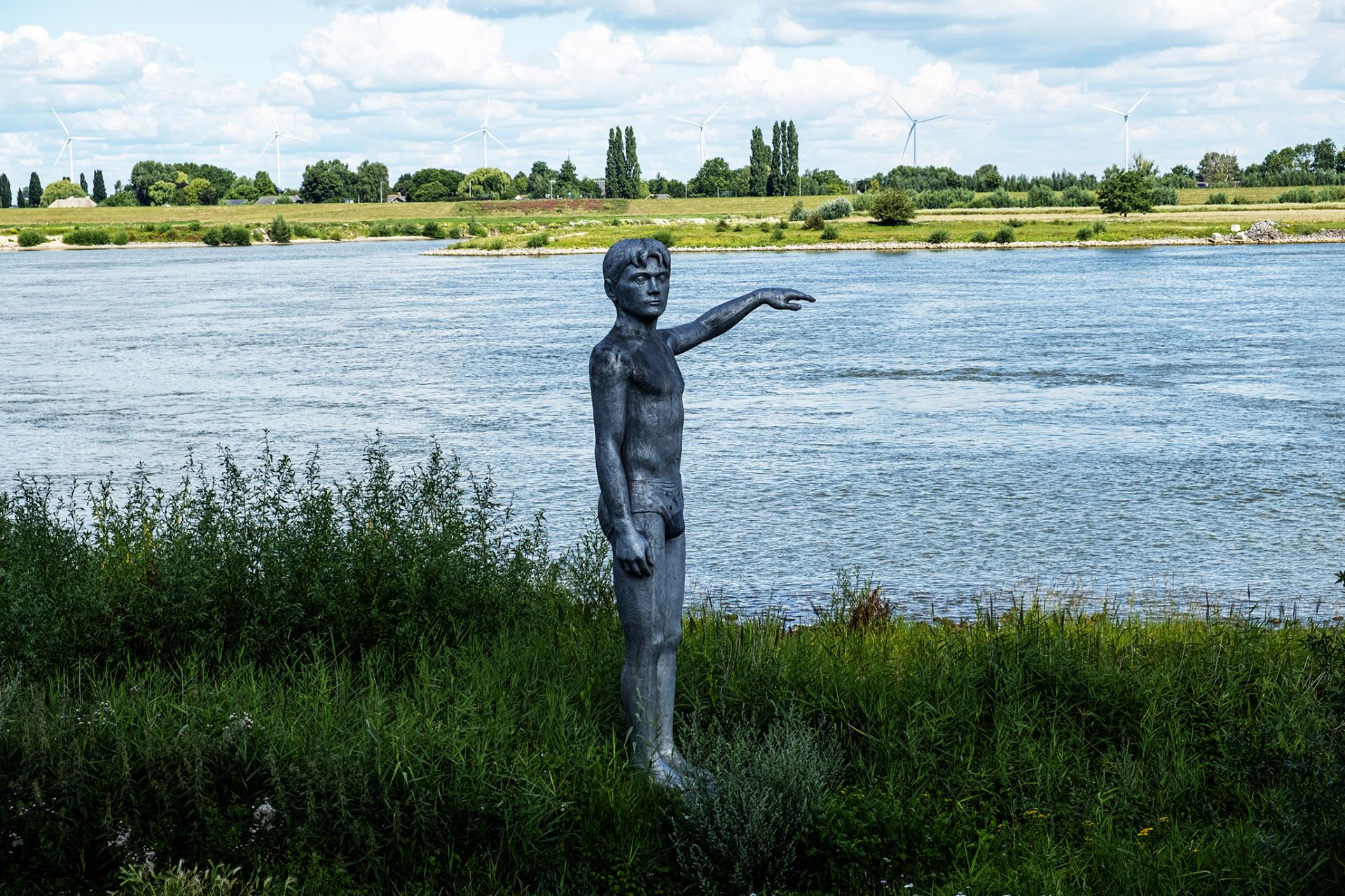 Langs de rivier de Waal staat een waterhoogtebeeld van ongeveer 4 meter hoog. Dit beeld is gemaakt door kunstenaar Marcel Smink. Langs de rivier de Waal staat een waterhoogtebeeld van ongeveer 4 meter hoog. Dit beeld is gemaakt door kunstenaar Marcel Smink.