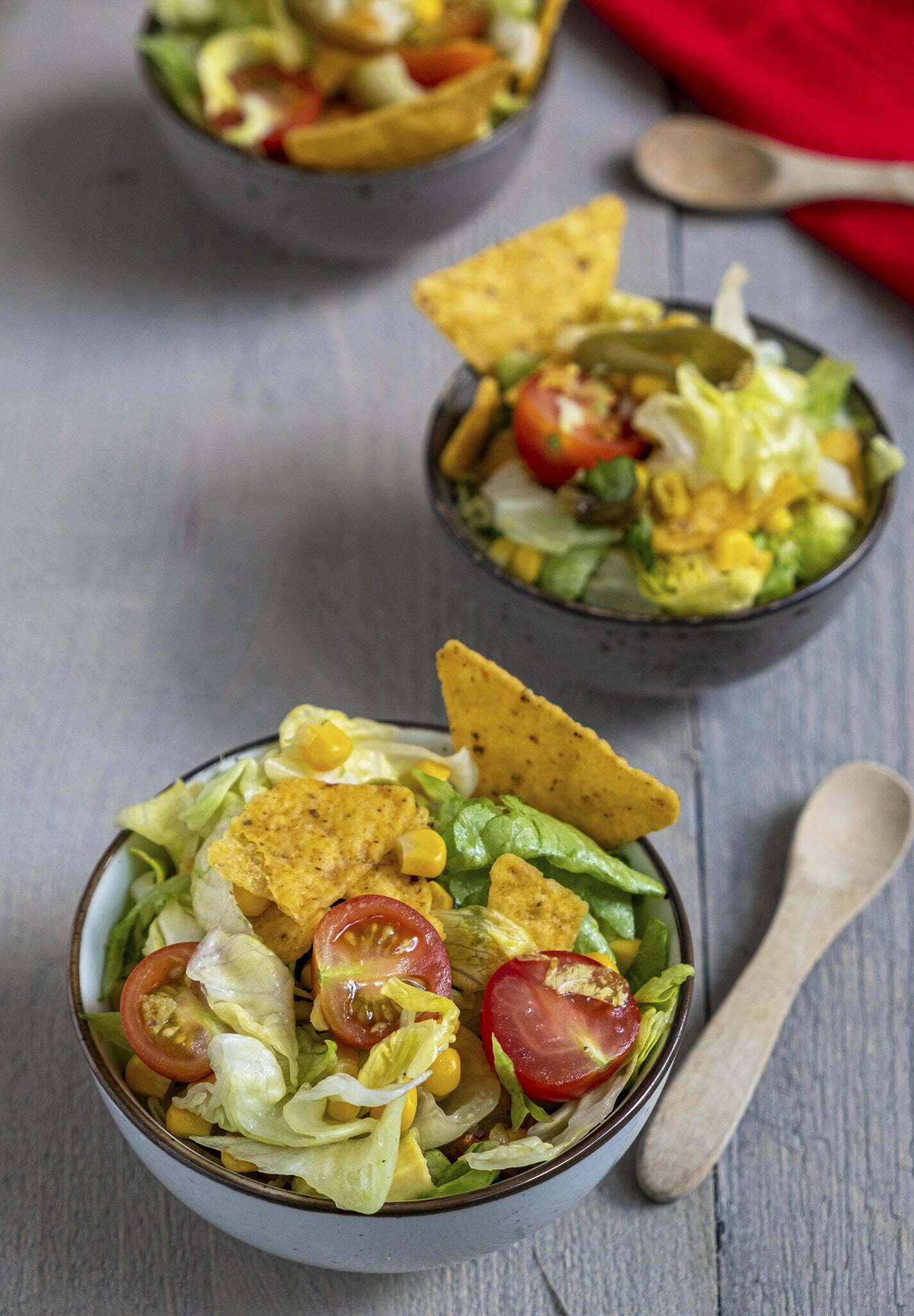 Mexicaanse nacho salade met avocado