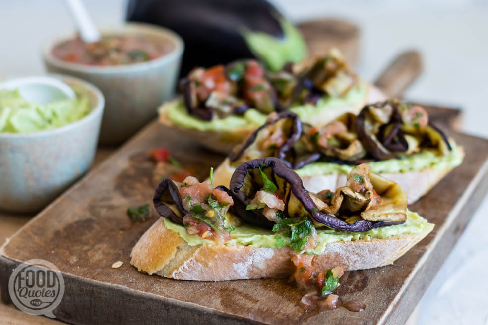 Bruschetta met gegrilde aubergine en avocadospread