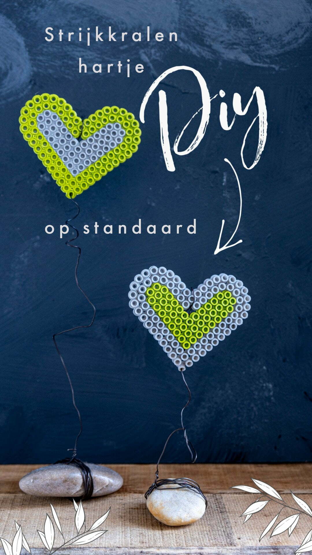 Pin: Strijkkralen hartje op standaard Pin: Strijkkralen hartje op standaard