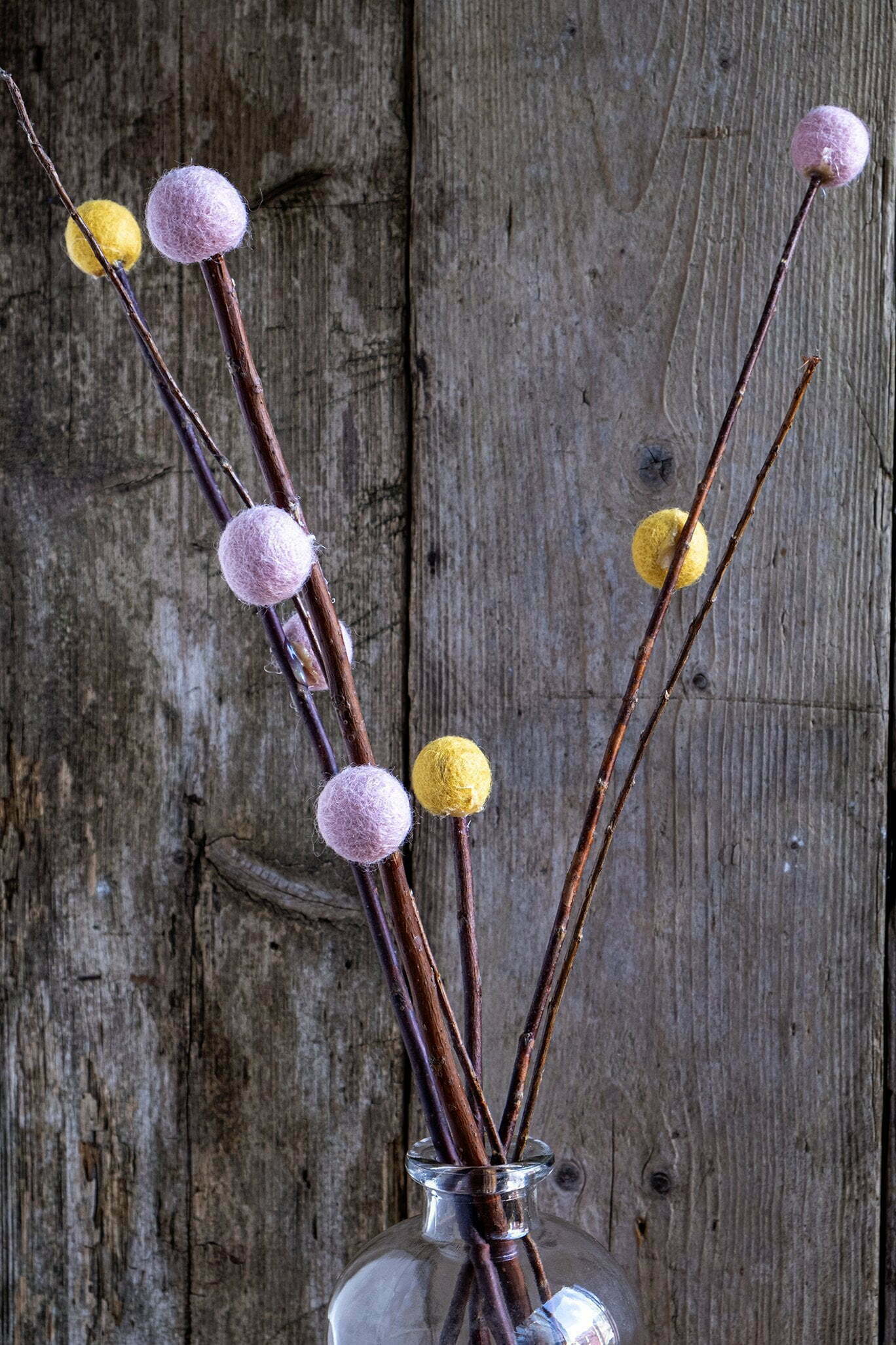 Lente decoratie maken met takjes en vilt balletjes