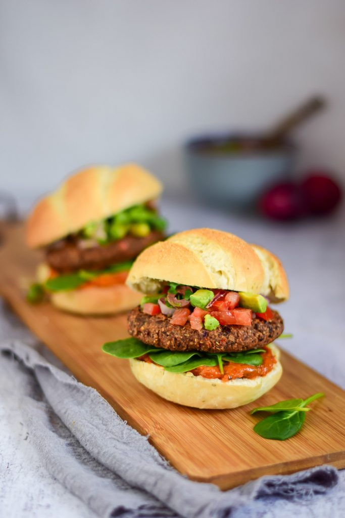 Top recepten voor Vaderdag Saudalicious: Zwarte bonen burgers met salsa vegan