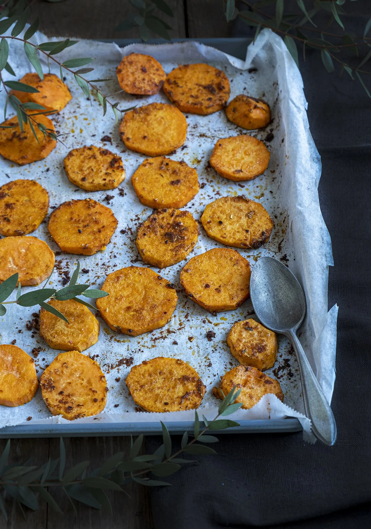 Zoete aardappelschijfjes in de oven met cajun