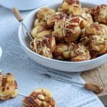 Pizza knopen met bacon en knoflook voor de borrel