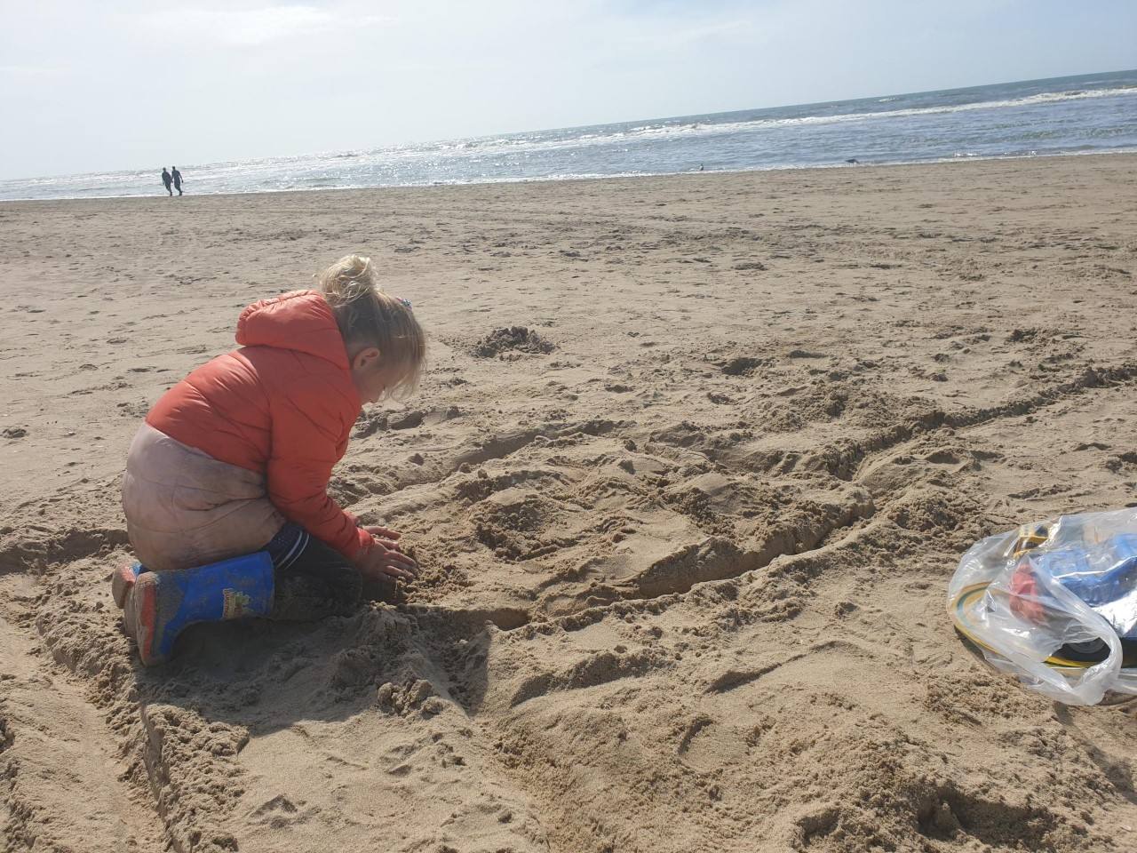 Lekker spelen op het strand van Langevelderslag