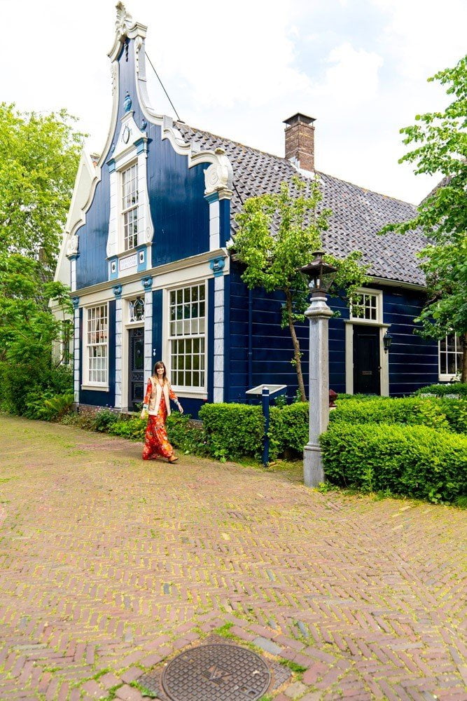 Broek in Waterland: kleurrijke houten huizen