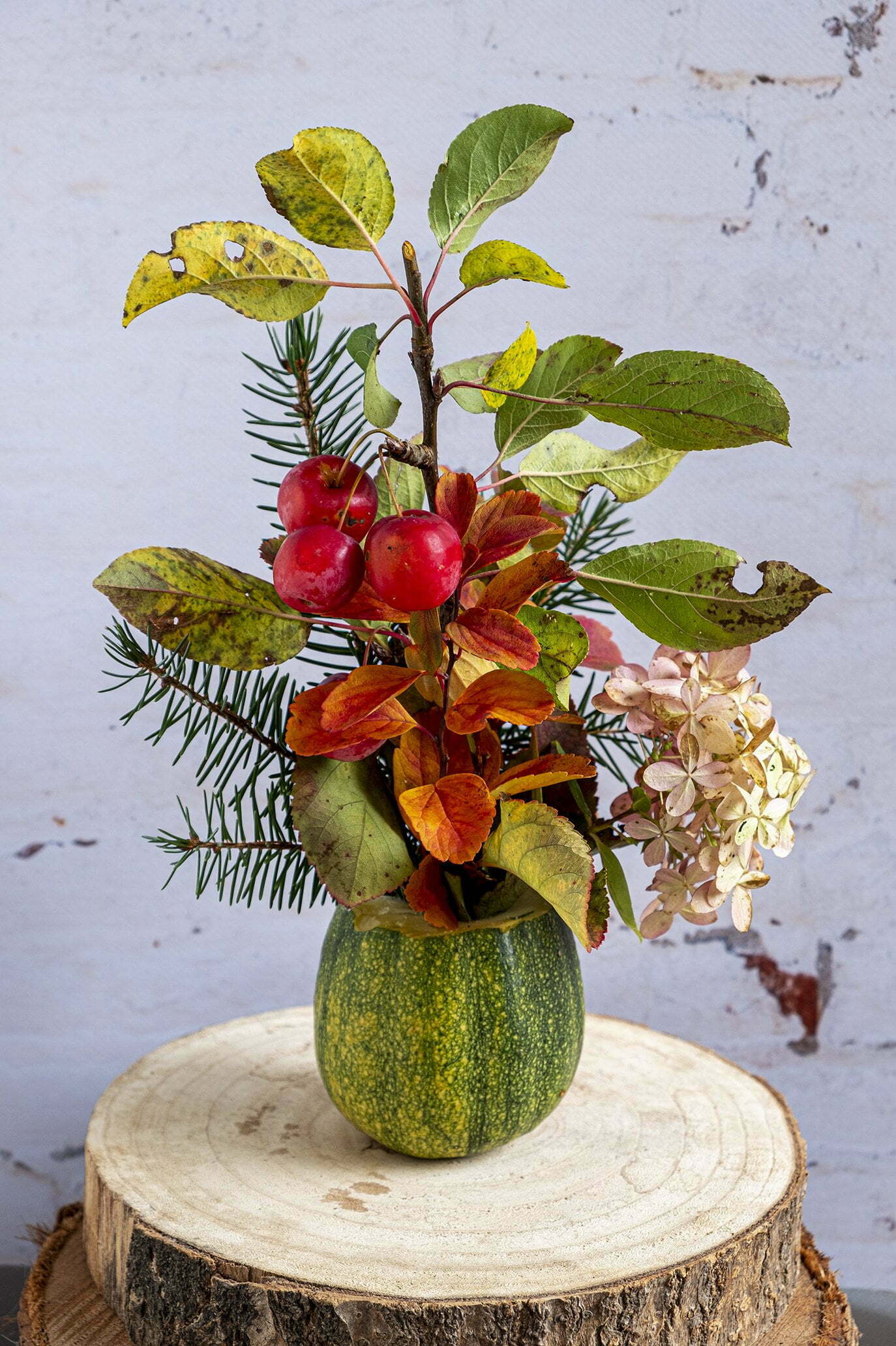 Kleine pompoen Kleine pompoen met wilde bloemen