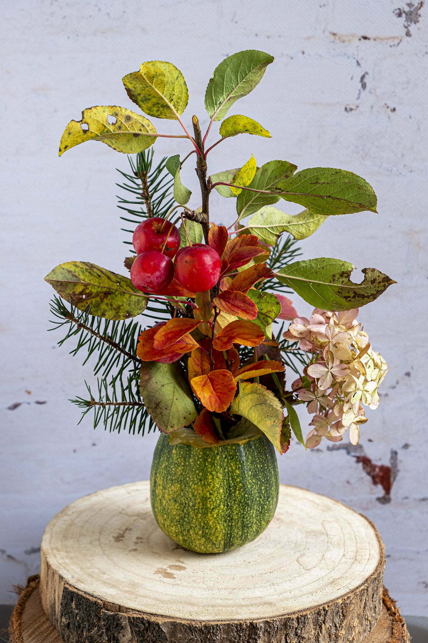 Kleine pompoen met wilde bloemen