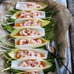 Witlof schuitjes met cocktailgarnalen en loempia saus