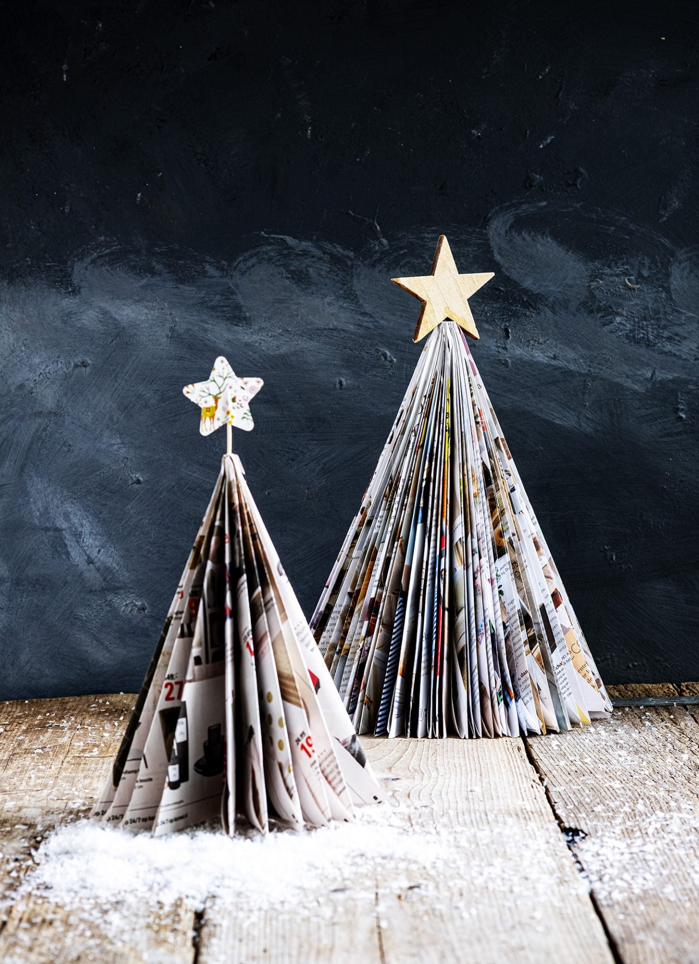 Diy kerstboom gemaakt van tijdschriften