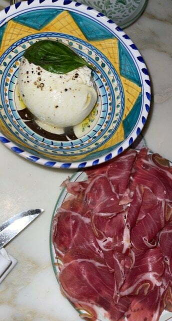 Parijs: Burrata en ham bij Pink Mama Parijs: Burrata en ham bij Pink Mama