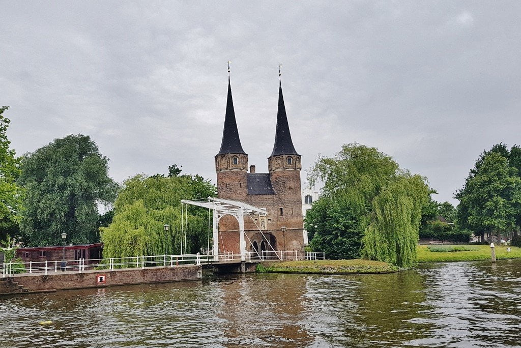 19-eeuwse Visbrug over het water van de Nieuwe Delft