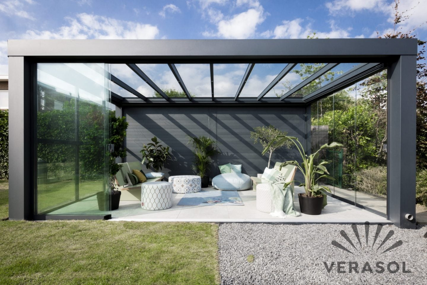 Je kunt een veranda overkapping vrijstaand (dus los in de tuin) Je kunt een veranda overkapping vrijstaand (dus los in de tuin)