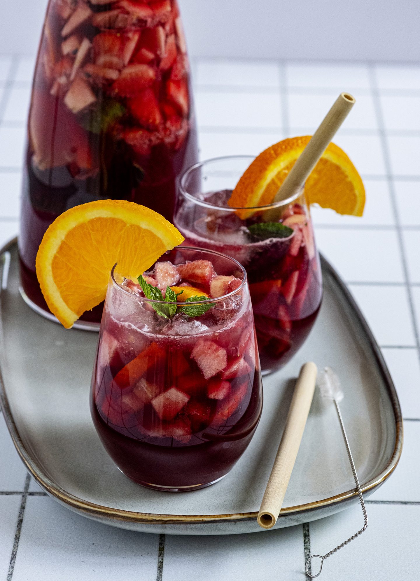 Eigenlijk is sangria heel makkelijk om te maken. Met een paar ingrediënten kun je deze zomerdrank heel makkelijk zelf maken.