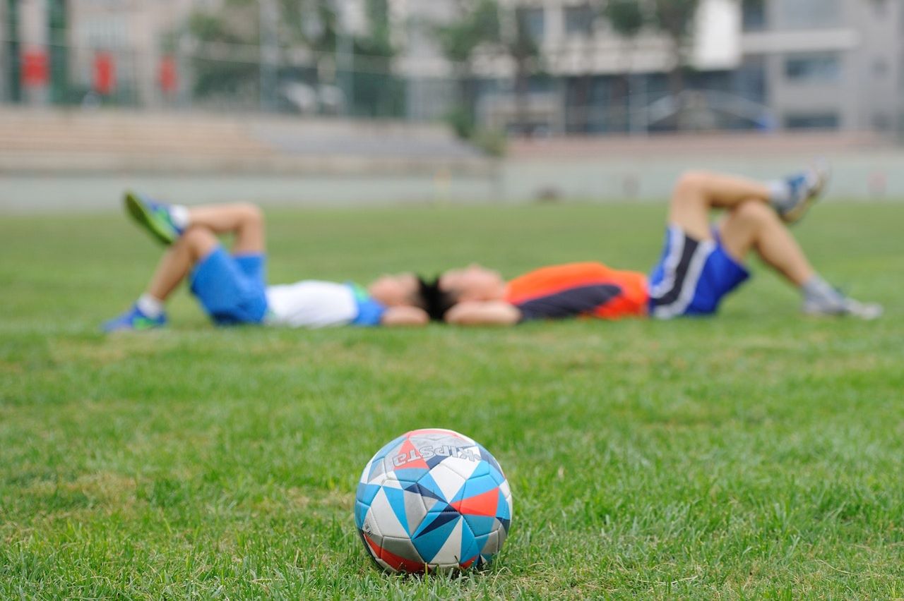 kinderen laten sporten