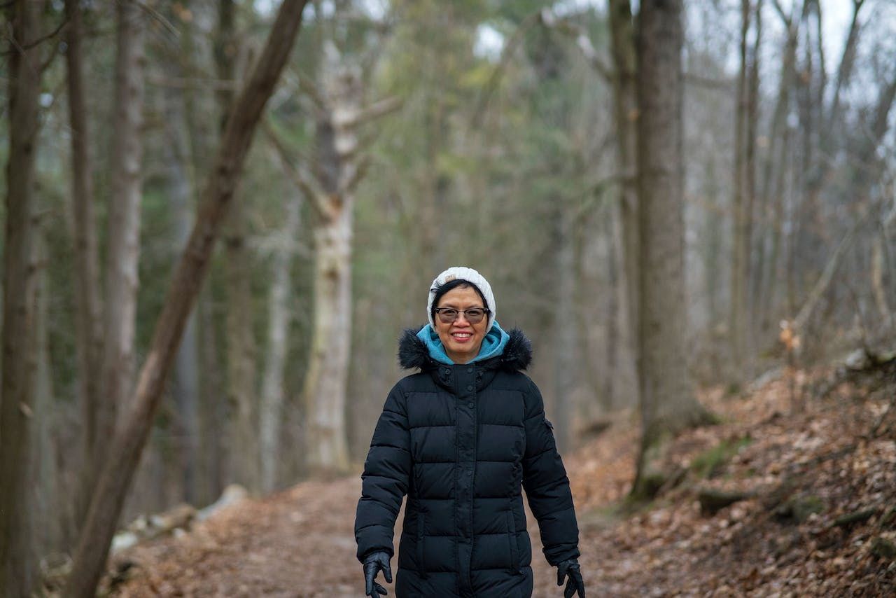 Elke modebewuste vrouw weet dat de jas een essentieel kledingstuk is in haar garderobe. Het is niet alleen functioneel, het is ook een krachtig mode-item dat je look kan maken of breken. Reset jassen zijn precies wat je nodig hebt om je outfit naar een hoger niveau te tillen. Van casual chic tot avondkleding, er is altijd een Reset jas die perfect bij je past.Casual chic is de ultieme stijl voor dagelijks gebruik. Denk aan een wandeling door de stad, een kopje koffie met vrienden of een middagje shoppen. Een Reset jas in een nonchalante stijl, zoals een parka of een teddy jas, is dan precies wat je nodig hebt. Combineer deze jas met een goede jeans en sneakers voor een moeiteloos coole look.Voor die speciale gelegenheden waar je er op je best uit wilt zien, biedt Reset prachtige elegante jassen. Met hun strakke lijnen en luxe stoffen voel je je ongetwijfeld chic en verfijnd. Draag de jas over je favoriete avondjurk en voeg wat glinsterende accessoires toe voor die extra glamour.Het belang van de juiste pasvorm en materiaal
Giacomo jassen zijn bekend om hun hoogwaardige materialen en uitstekende pasvorm. De juiste pasvorm is essentieel voor een flatterend silhouet. Een goed passende jas accentueert je beste kenmerken en verbloemt eventuele probleemgebieden. Daarnaast zorgt een goed passende jas ervoor dat je je comfortabel en zelfverzekerd voelt, wat je uitstraling ten goede komt.Wat betreft materialen, Giacomo kiest alleen de beste. Van zacht wol tot duurzaam leer, de materialen zijn zorgvuldig geselecteerd om warmte, comfort en duurzaamheid te garanderen. Bovendien hebben ze een luxueuze uitstraling die je outfit direct een upgrade geeft.Trendy kleuren en patronen van dit seizoen
Zowel Reset als Giacomo zijn merken die weten hoe ze trends moeten vertalen naar draagbare mode. Dit seizoen zien we veel aardetinten, zoals camel, bruin en groen. Deze kleuren zijn niet alleen trendy, ze zijn ook gemakkelijk te combineren met andere kleuren in je garderobe.Wat betreft patronen, ruitjes blijven een hit. Of je nu kiest voor een subtiele ruit of een statement maakt met een groot ruitpatroon, een geruite jas is altijd een goede keuze. Het voegt net dat beetje extra toe aan je look zonder over de top te zijn.Combineer je jas met andere kledingstukken voor een complete look
Een jas kan een outfit maken of breken, dus het is belangrijk om te weten hoe je hem moet combineren. Een eenvoudige regel is om bijpassende kleuren en stijlen te kiezen. Bijvoorbeeld, een klassieke trenchcoat ziet er geweldig uit met een zakelijke broek en een blouse, terwijl een leren bikerjack perfect past bij je jeans en een t-shirt.Accessoires kunnen ook helpen om je look samen te brengen. Denk aan sjaals, hoeden en handschoenen in het koude seizoen. Kies accessoires die bij je jas passen, maar die ook een beetje contrast bieden voor een interessante look.Investeer in tijdloze stijlen die nooit uit de mode raken
Trends komen en gaan, maar sommige stijlen zijn tijdloos. Een goed voorbeeld hiervan is de trenchcoat. Het is een klassieker die nooit uit de mode raakt en elk seizoen weer terugkomt. Hetzelfde geldt voor het leren bikerjack, de wollen mantel en de parka. Deze stijlen kunnen jaar na jaar gedragen worden en zien er altijd modieus uit.Investeren in een tijdloze jas is dus een slimme zet. Het kost misschien meer op het moment van aankoop, maar op de lange termijn bespaart het je geld omdat je niet elk seizoen een nieuwe jas hoeft te kopen.