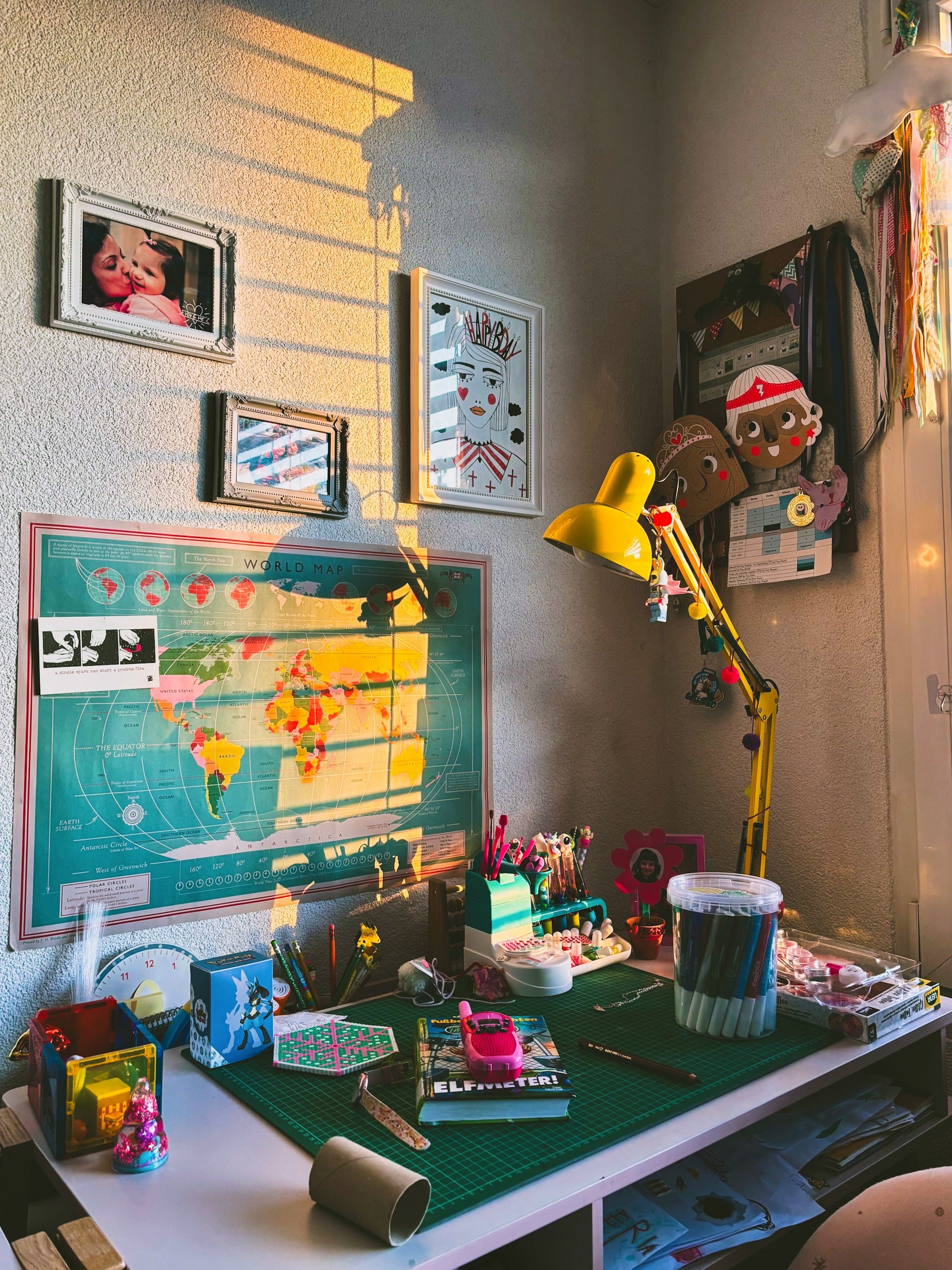 Wat je nodig hebt voor papier maché-projecten met kinderen