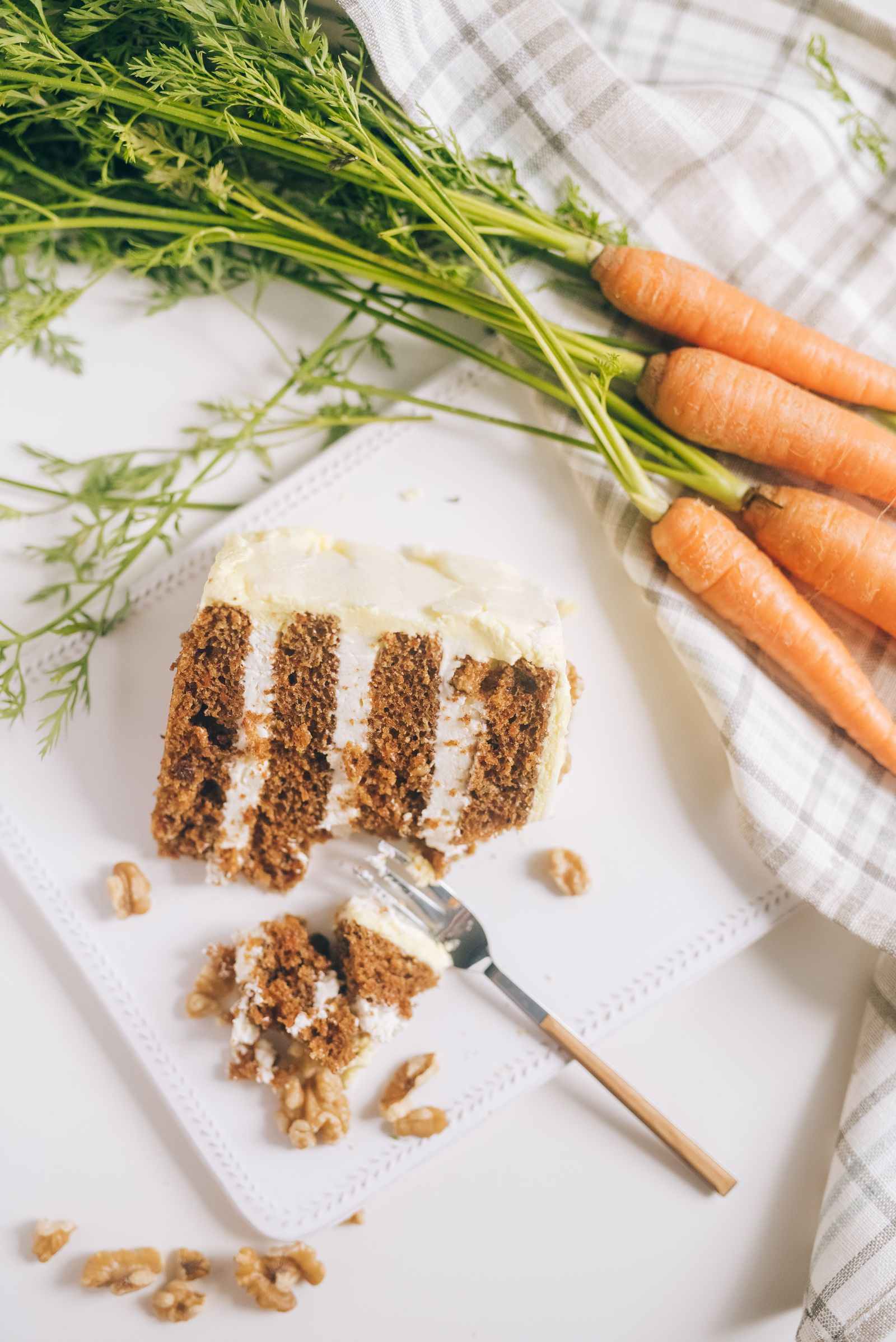 Vegan carrot cake recept: smeuïge worteltaart zonder ei en zuivel